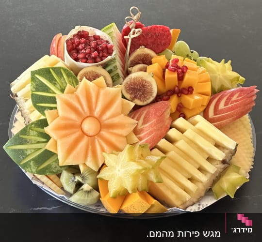 מגש פירות מעוצב עם פירות חתוכים וצורות יפות